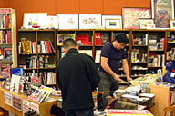 右奥のレジカウンター。平日は店長のみだが、土日は開店から夕方まで（＋週に1回平日）、別嬪さんの女性店員が勤務。