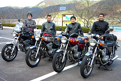 GX/XS750、4台揃い踏み。全員黒装束で揃えたオーナーズクラブミーティングふう。4人の満面の笑みが楽しさを物語る。 GX/XS750、4台揃い踏み。全員黒装束で揃えたオーナーズクラブミーティングふう。4人の満面の笑みが楽しさを物語る。