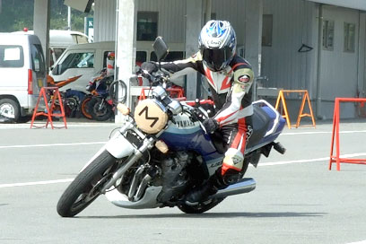 私のXJ900に乗り、８の字コースを走る和歌山さん。派手さはまったくないが、どんなマシンも従順に彼の言うことを聞くようだ。