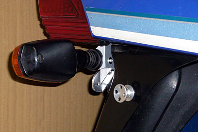 荷かけフックがないので、今まではウインカーステーに無理やり引っかけていたが、これなら使い勝手も良さそうである。