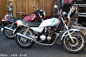 寒い中、救援物資を届けに来てくれたマイスターかわぐちとトモキ・オータさんのXJ750E。CLUB XJの基地と化しつつある？