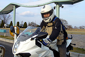 今や貴重な、スポーツバイクに乗る若い女の子。明るく気さくな子なので、見かけたら声をかけてあげてください＞おじさまがた。